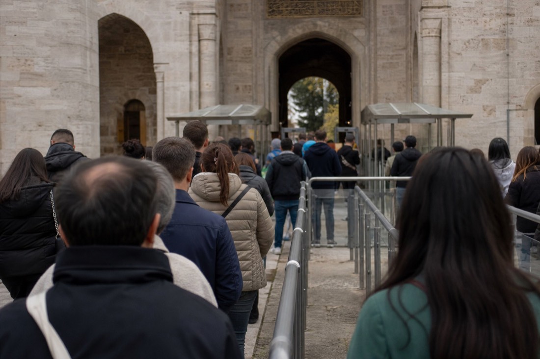 The split of the ticket lane and the security lane at the Imperial Gate of Topkapı Palace, seen from behind